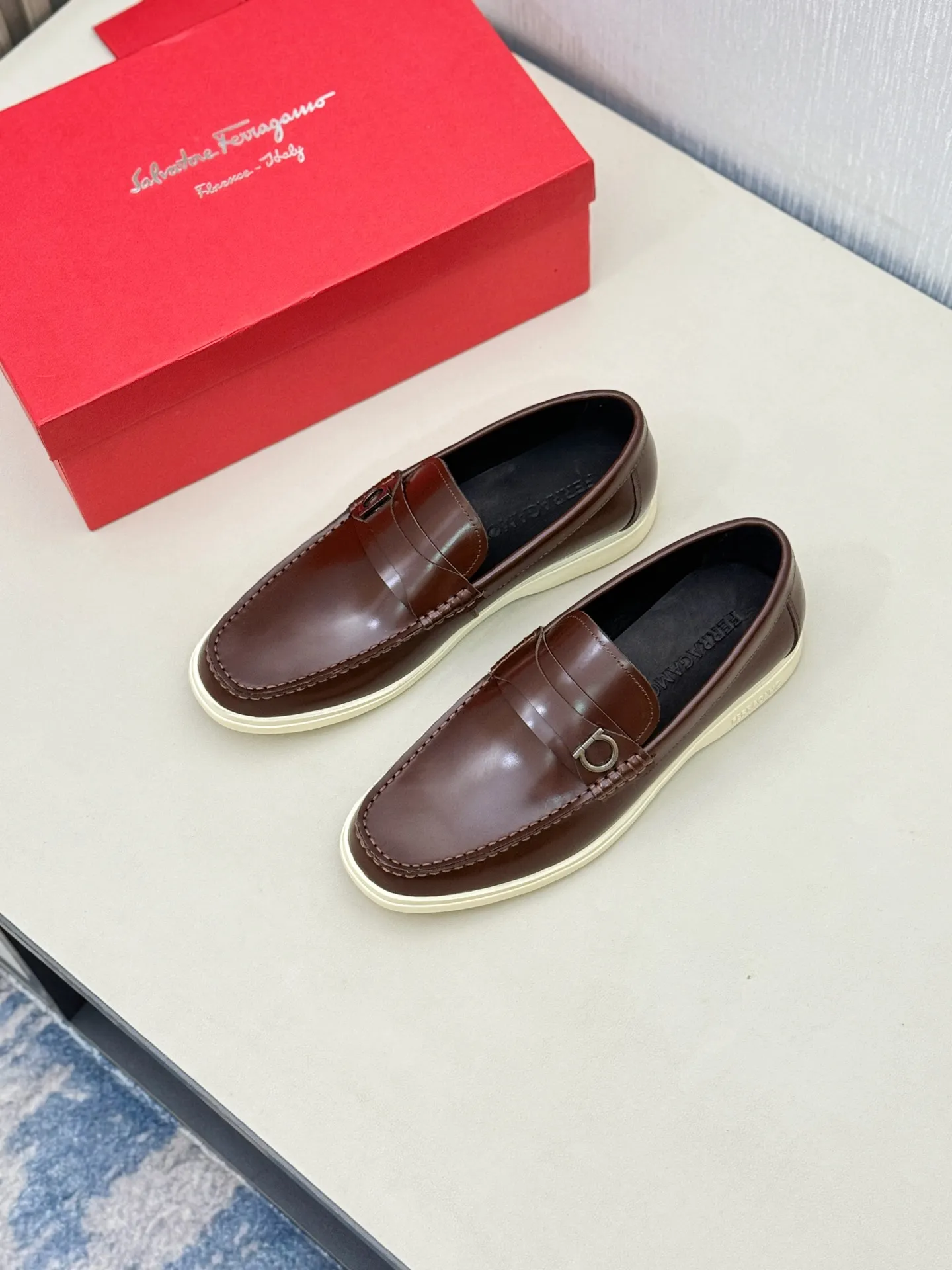 [Ferragamo] P: 580💰 Number of yards: 38~44 (45 orders are non-returnable) Ferragam's new men's driving shoes, the fabric is made of imported cowhide, with visible texture, heavy industrial stitching, dyed calfskin inside, standard logo cowhide feet, big-name experience, soft and comfortable on the feet, a men's favorite, special non-slip and wear-resistant rubber soles, easy to handle various occasions, with original box packaging!